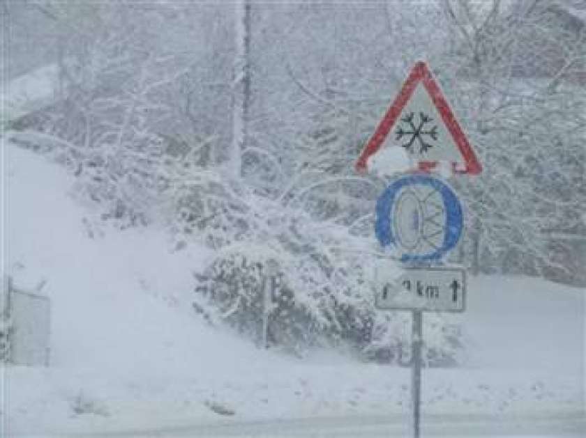 Sneg na Dolenjskem ponekod močno otežuje vožnjo