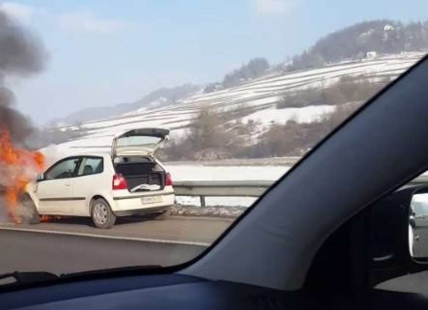 VIDEO: Na dolenjski avtocesti gorelo vozilo!