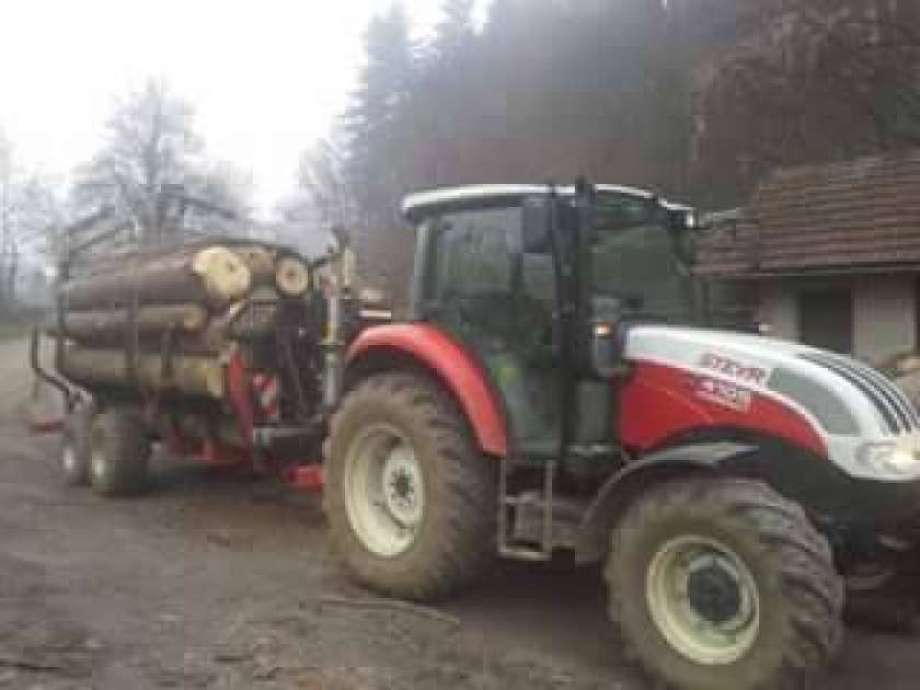 Našli ukradeni traktor in prikolico