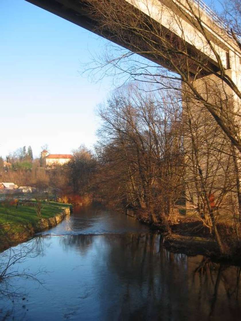 Voznik zapeljal v Čadraški potok