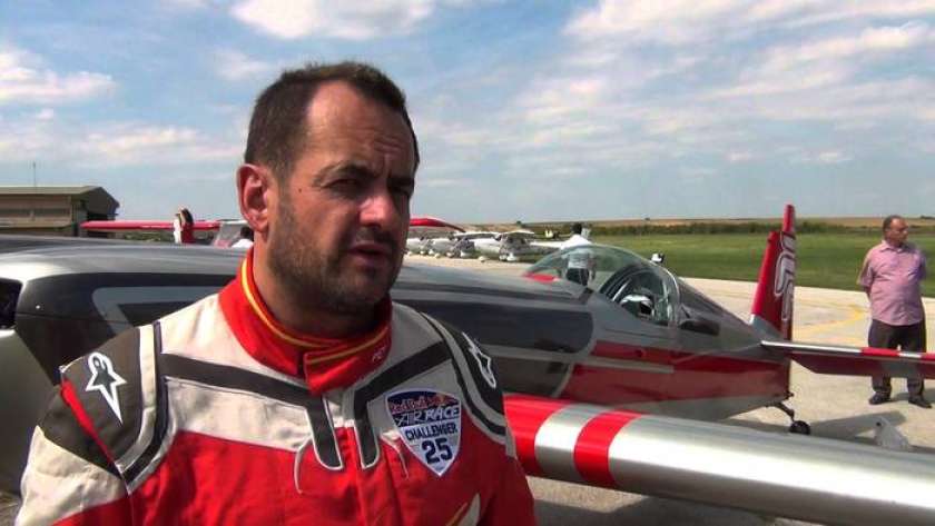 Prekmurski akrobatski pilot prvič na stopničkah