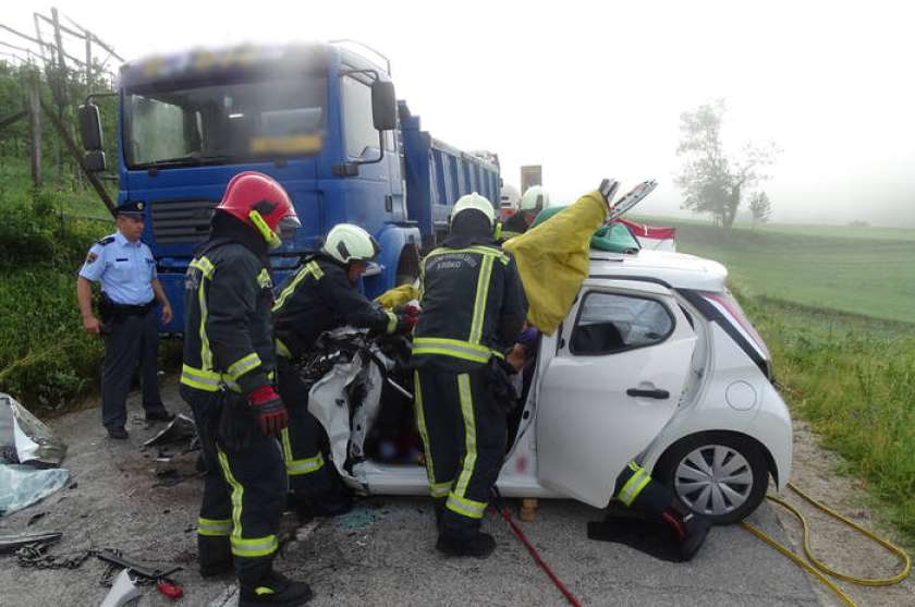 FOTO: V jutranji prometni nesreči ena oseba poškodovana