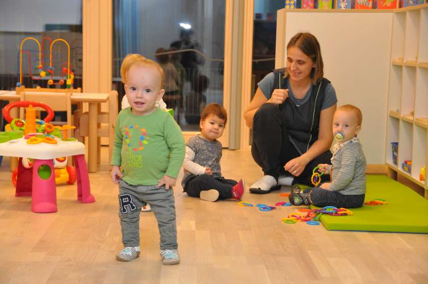 FOTO: Otroci prvič v novem vrtcu v Bršljinu