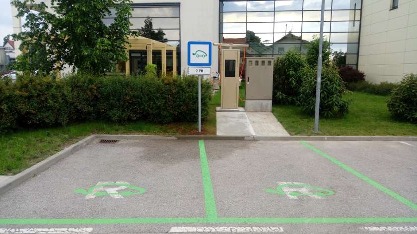 FOTO: Tudi Šentjernej ima polnilno postajo za električna vozila
