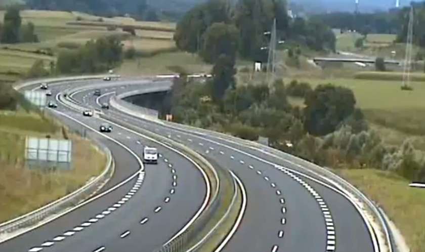 VIDEO: Izsledili voznico, ki je po avtocesti vozila v nasprotni smeri