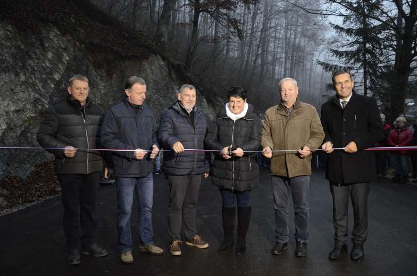 FOTO: S skupnimi močmi obnovili povezovalno cesto med občinama