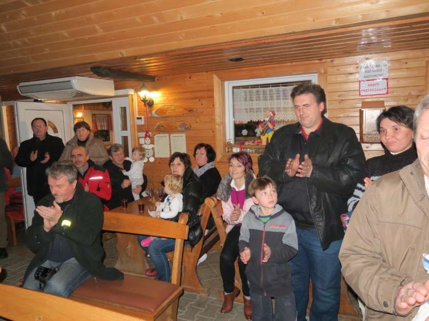 FOTO: Zanimive jaslice v Šmihelu pri Žužemberku z dobrodelno noto
