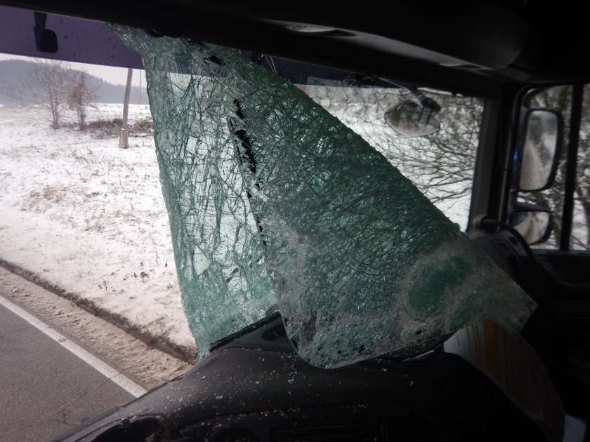FOTO: Dve prometni nesreči zaradi padca ledu s tovornih vozil