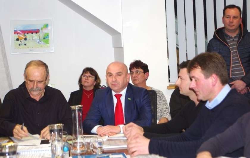 AVDIO&FOTO: Hribarja potrdili za župana, Krnčeva napovedala pritožbo