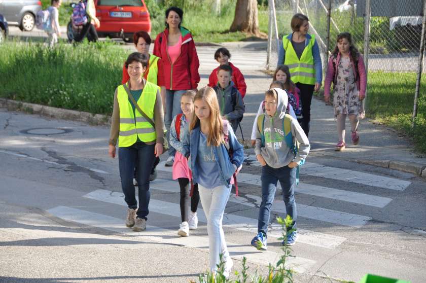 Krka ob enih: Prečkanje ceste za otroke zahtevna naloga