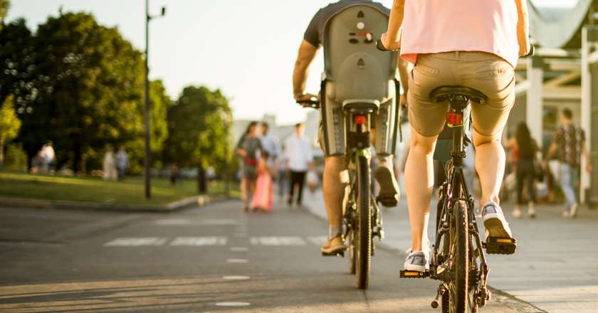 Na cestah se obeta več kolesarjev, pešcev in motoristov