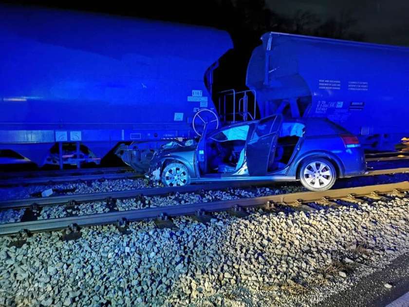 FOTO: Trčila vlak in osebno vozilo