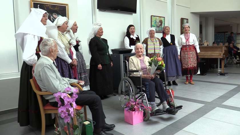 VIDEO&FOTO: Dva stoletnika praznovala skupaj