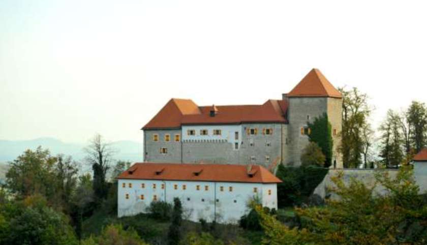 Občina Kozje v ureditev nastanitvenih zmogljivosti na gradu Podsreda