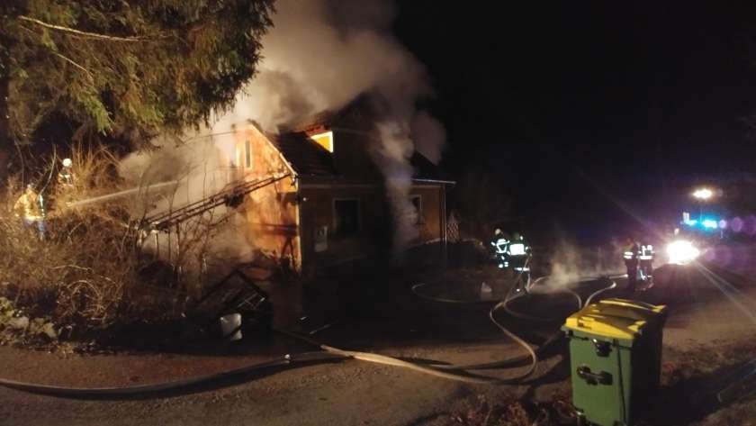 FOTO: Zagorelo ostrešje in starejša hiša