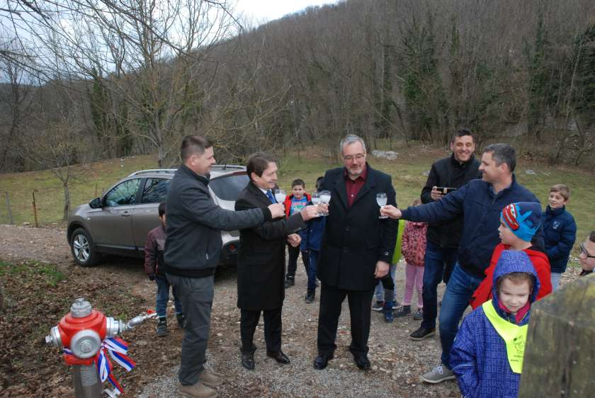AVDIO&FOTO: V Pobrežju pri Črnomlju odprli dodatni vodovodni odsek