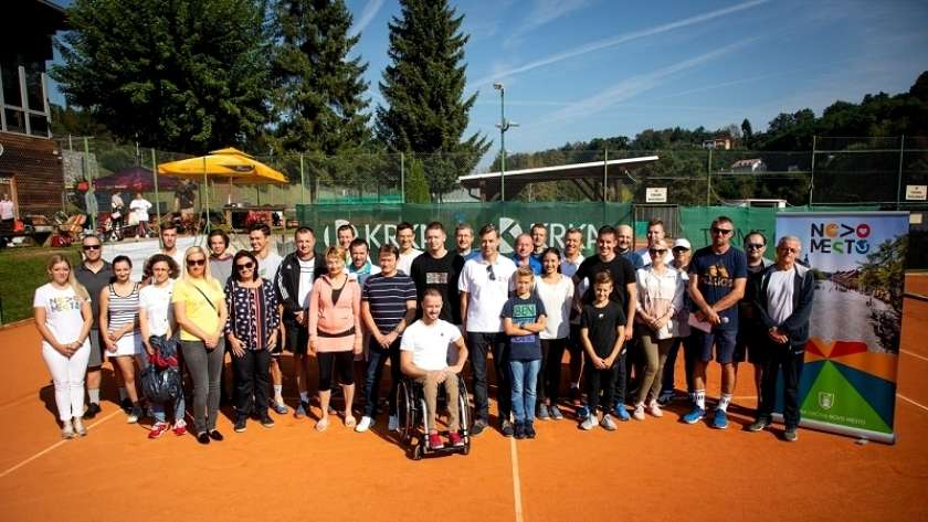 Dobrodelni županov teniški turnir za družino Kastelic