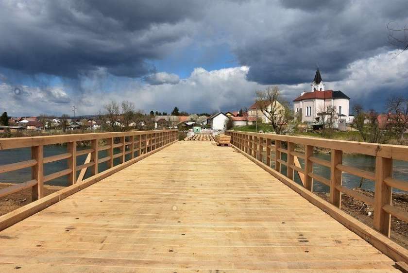 AVDIO: Krka ob enih – Po novem lesenem mostu v Cerkljah ob Krki se že lahko peljemo