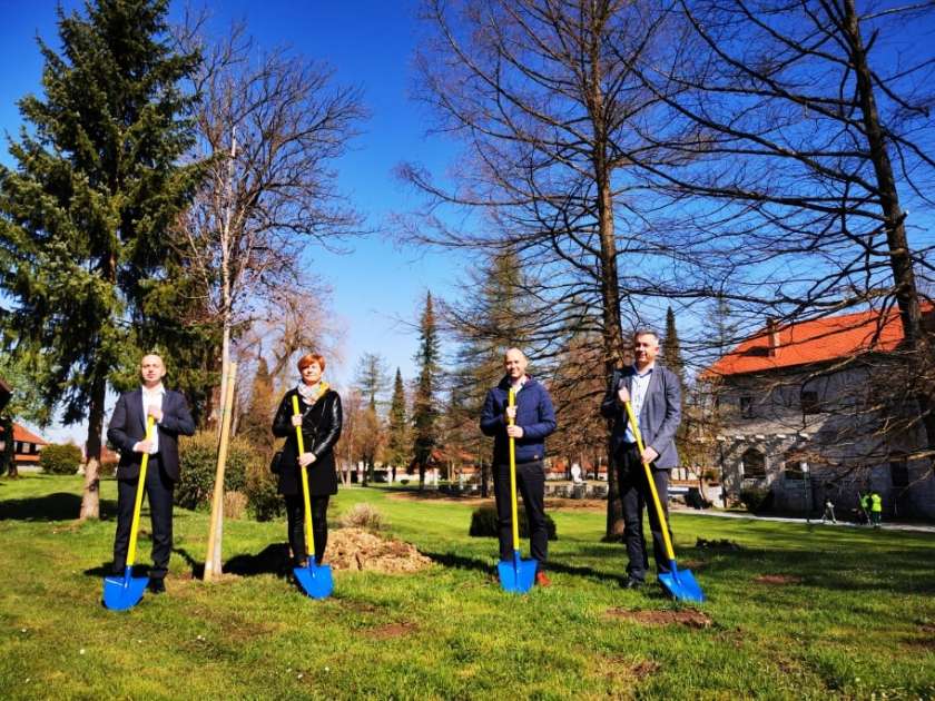 Ob svetovnem dnevu Zemlje tudi v Ribnici zasadili drevesa