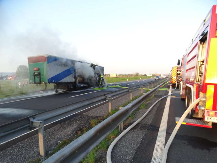 FOTO: Podrobnosti o petkovem požaru tovornega vozila