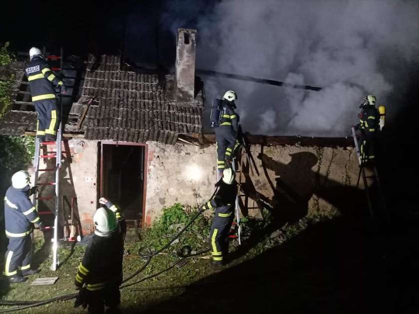 FOTO: Požar uničil nenaseljeno hišo v Vinjem Vrhu