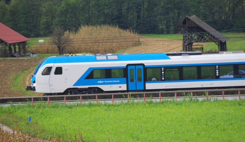 Pri Novem mestu se je iztiril vlak, pet potnikov lažje poškodovanih