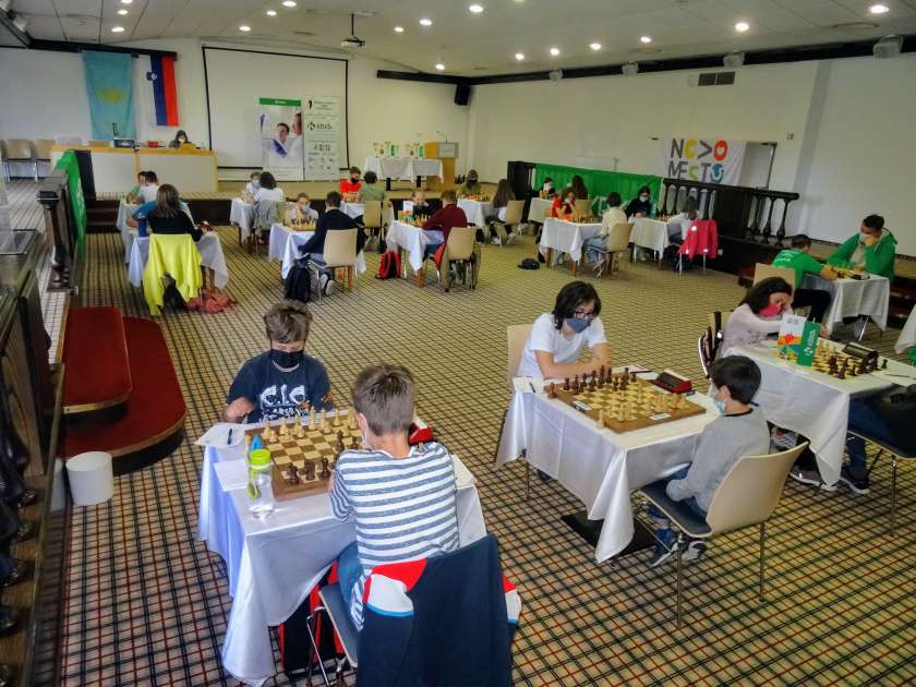 FOTO: Šahovsko društvo Krka gostilo ekipno državno prvenstvo do 16 let