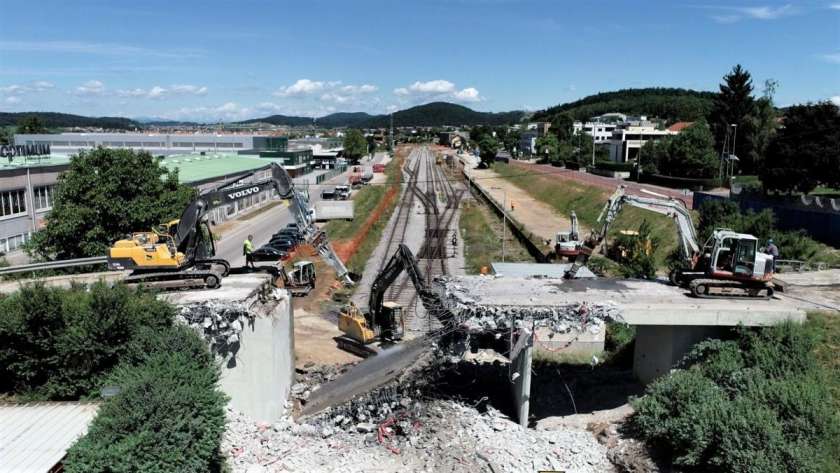 FOTO: V Grosupljem začeli rušiti nadvoz prek železniške proge