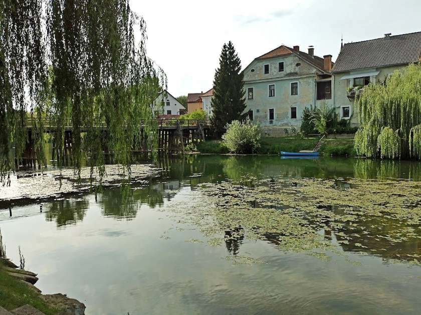 V Kostanjevici na Krki začasno ustavljene aktivnosti za urejanje protipoplavne zaščite