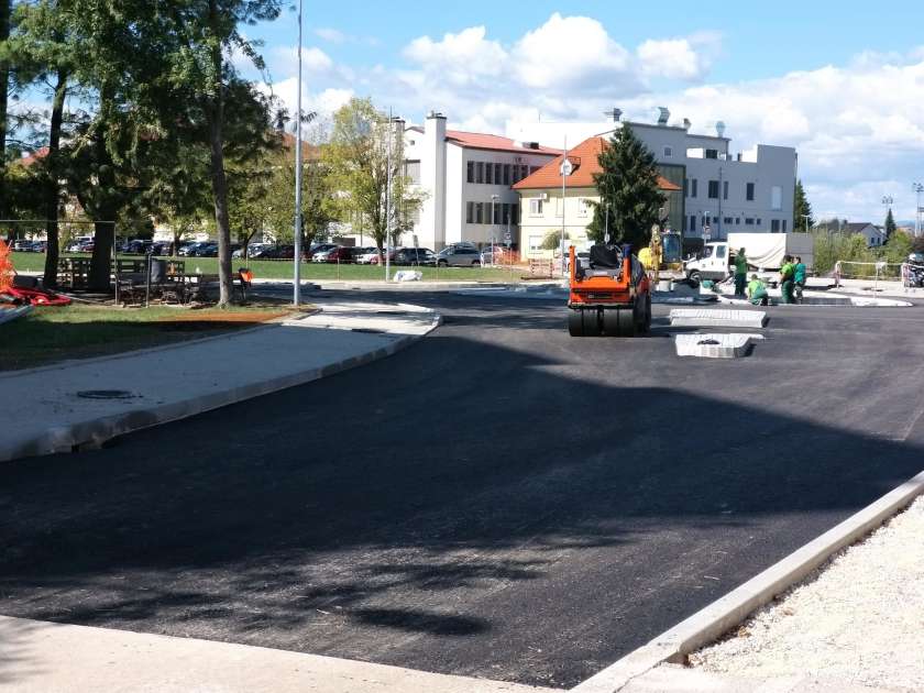 Ureditev Černelčeve ceste v Brežicah z izgradnjo krožišča za večjo prometno varnost