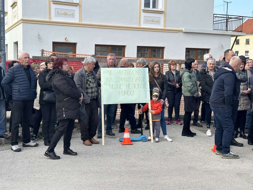 V Metliki protestirali proti zmanjševanju obsega nujne medicinske pomoči v ZD Metlika
