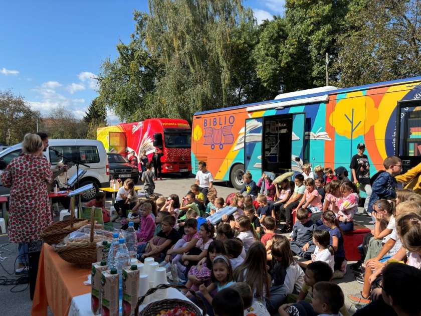 Bibliobusiranje – srečanje slovenskega in hrvaškega bibliobusa na Hrvaškem