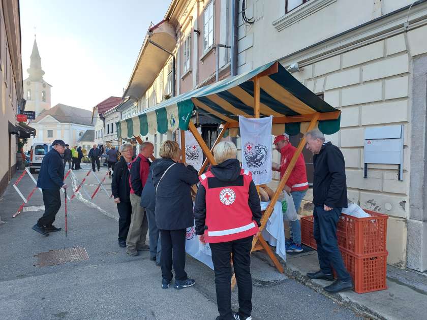 Drobtinica v Metliki za 19 družin