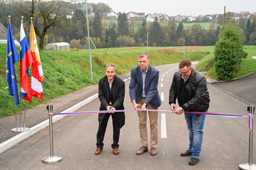 Odprli prenovljeno cesto med Dolenjimi Kamencami in Potočno vasjo