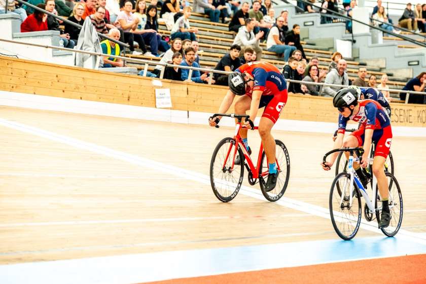 Kar 26 medalj za domače kolesarje na državnem prvenstvu na velodromu