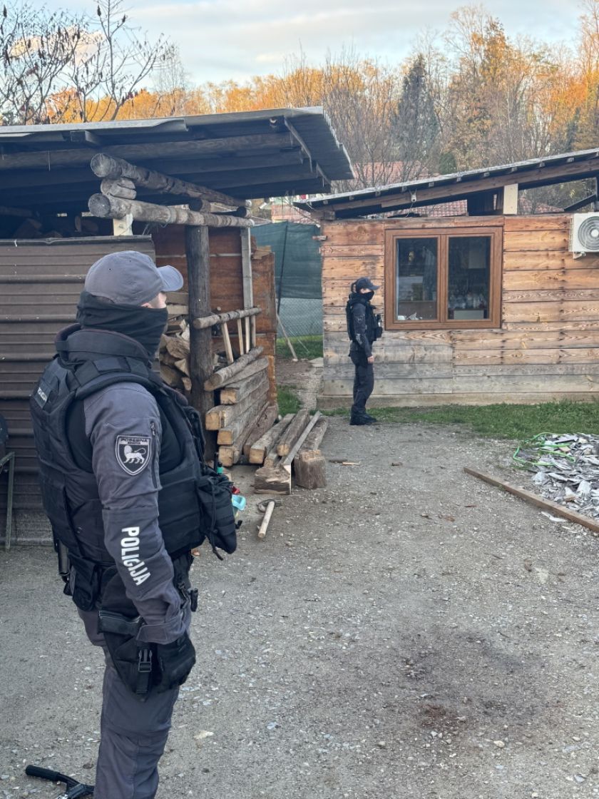 Policija z okrepljenimi silami nadaljuje z zagotavljanjem varnosti