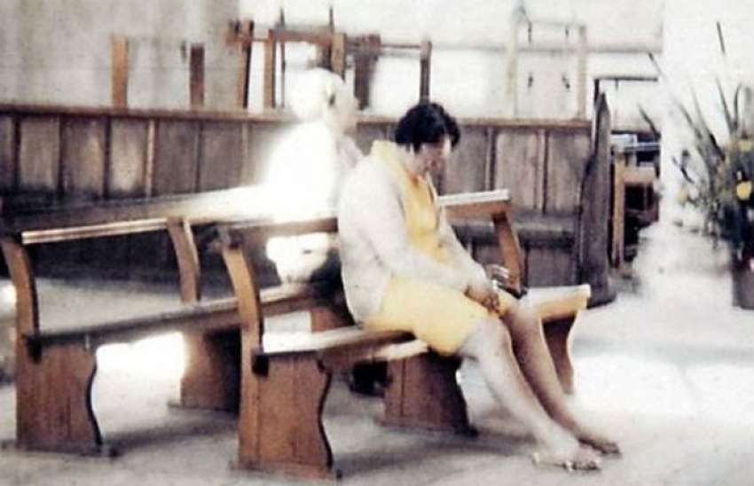 Na prvi pogled povsem običajna fotografija, kjer dve osebi sedita v cerkvi. Vendar pričanja oseb, ki so bile tam, govorijo, da osebe za žensko sploh ni bilo v cerkvi.