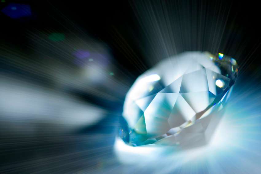 Za diamant od nekdaj velja, da je najmočnejši zaščitnik pred negativnimi energijami.