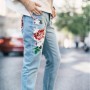 Kako so vam všeč hlače iz jeansa, ki jih krasijo cvetlični motivi?