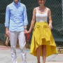 Na sproščenem sprehodu z možem je blestela v belo rumeni modni kombinaciji.