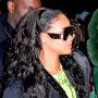 Rihanna je pred nekaj dnevi v New Yorku ponoči nosila sončna očala z jasnim napisom Fenty