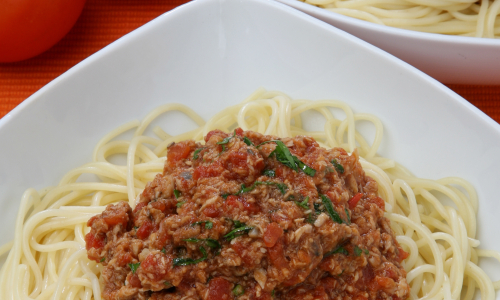 Špageti z rdečo omako iz tunine