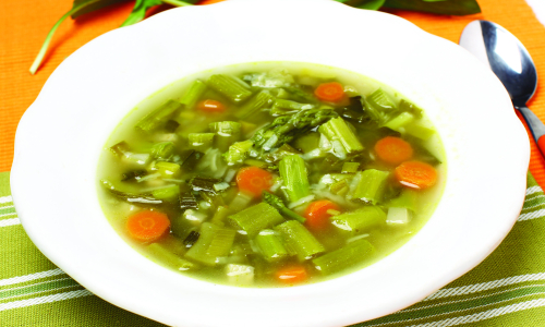 Zelenjavna juha s šparglji in čemažem