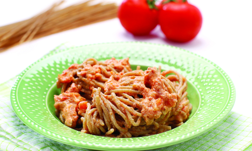 Polnozrnati špageti s paradižnikom in rikoto