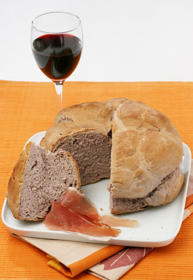Kruh z rdečim vinom