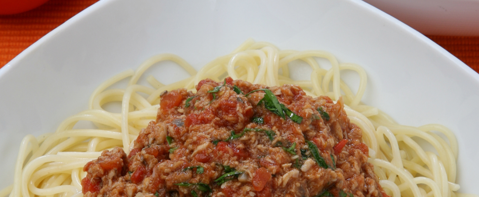 Špageti z rdečo omako iz tunine