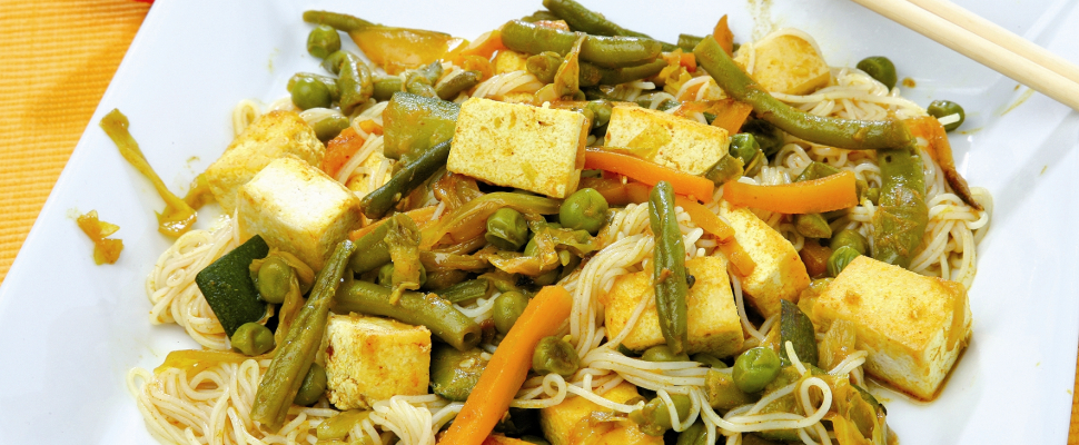 Tofu z zelenjavo in riževimi rezanci
