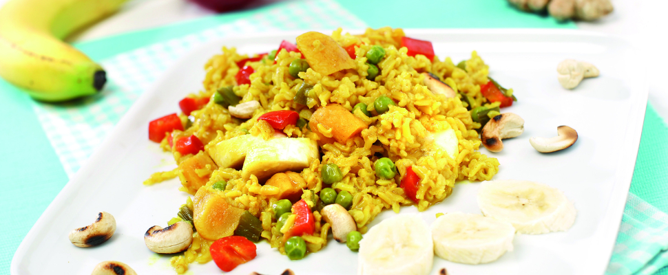 Rjavi riž z zelenjavo, sadjem in oreški po indijsko