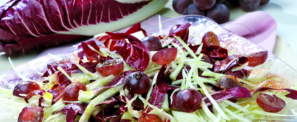 Osvežilna zeljna solata z radičem in grozdjem 