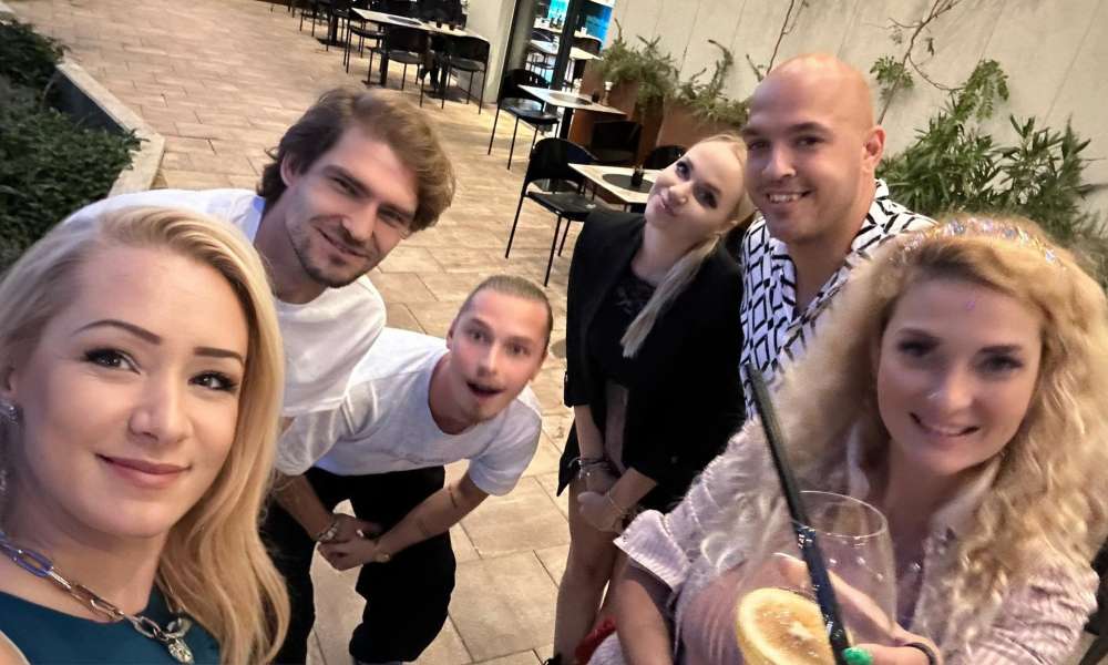 Ženini in neveste razigrani na prvi obletnici